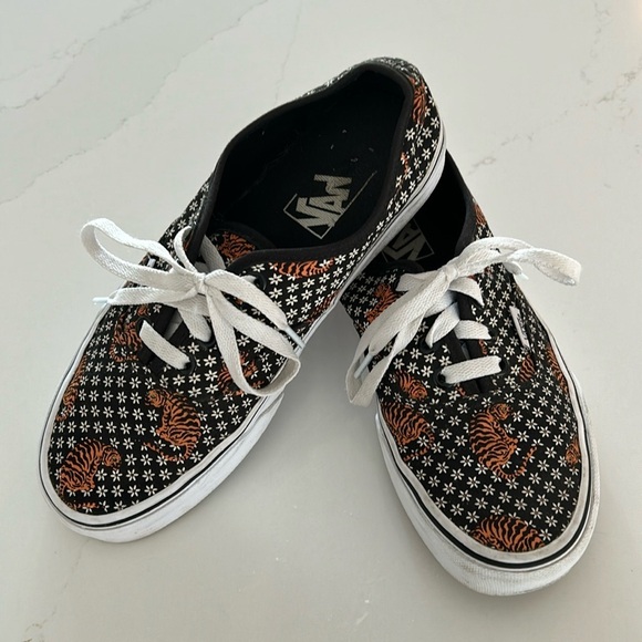Vans Shoes - Vans Animal Tiger Floral Print Running Skate Shoes Black White Orange Size 6